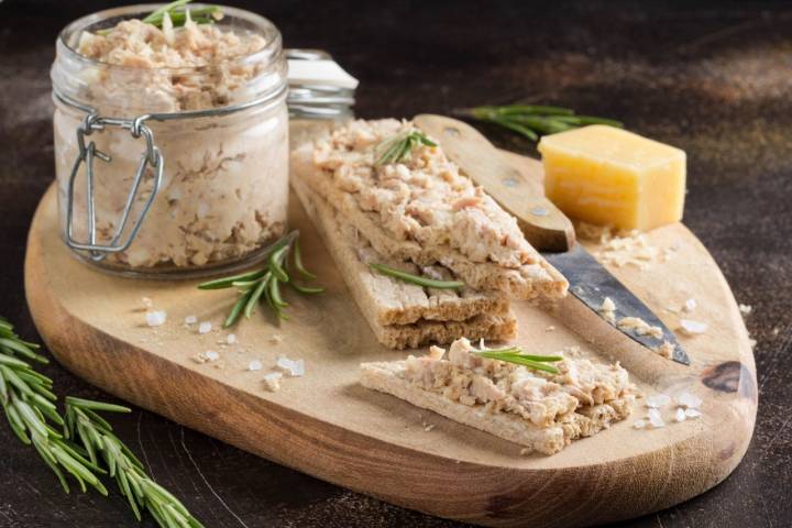 'Rillettes' de atún, una receta para disfrutar con pan. Foto: Shutterstock.