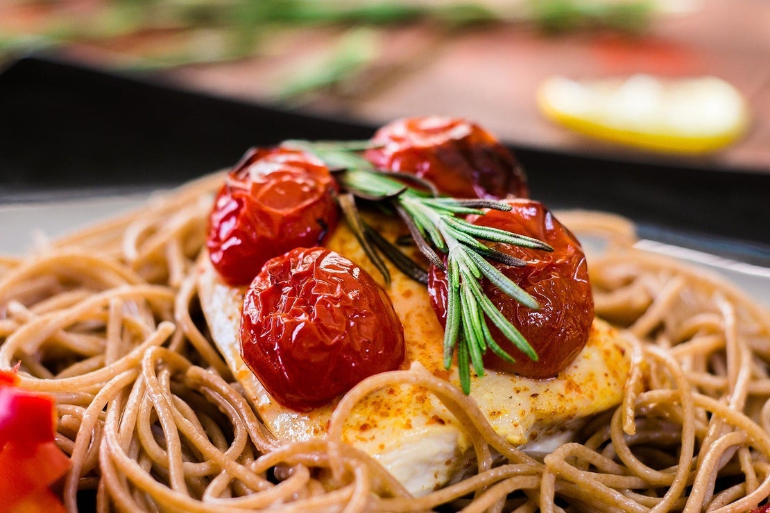 Pasta con queso feta y tomates asados | Guía Repsol