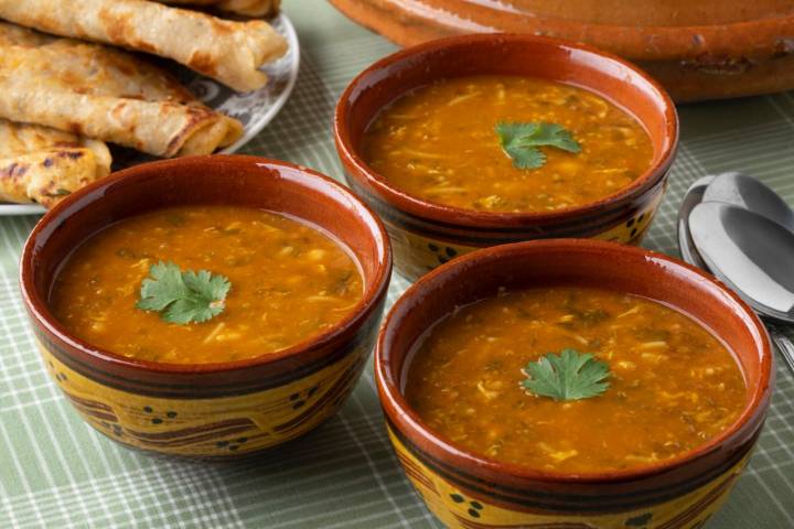 Boles de sopa de verduras terciadas de estilo marroquí.