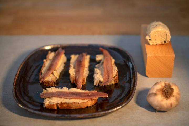 ANCHOAS CON MANTEQUILLA DE AJO NEGRO