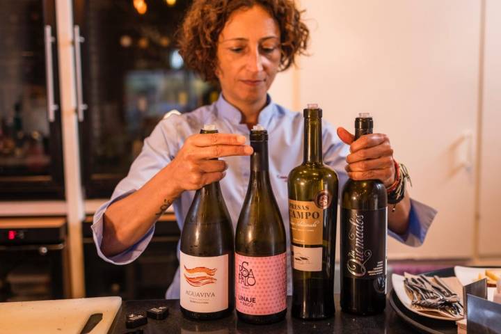 Ángeles Dorta, responsable de catas de la Casa del Vino de Tenerife, con unas botellas de vino