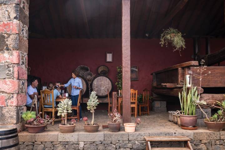 Atendiendo a clientes en la Casa del Vino de Tenerife