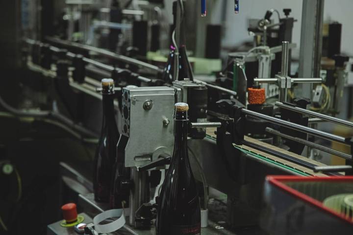 Embotellamiento de cava en un bodega.