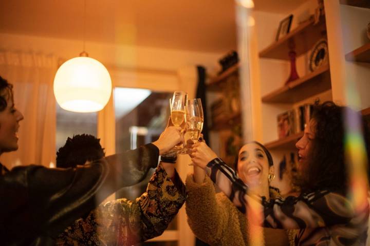 Un grupo de personas celebra con cava extremeño.