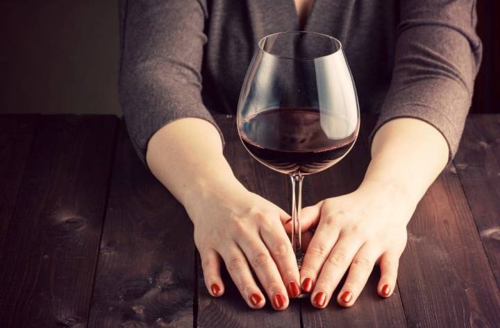 Si no te sientes seguro, oxigena el vino con la copa apoyada en la mesa.