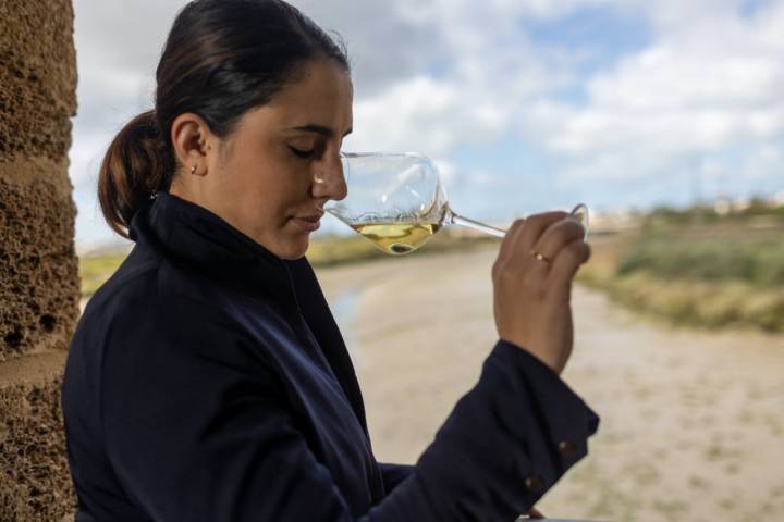 Lucía Fuentes, sumiller de Aponiente, catando un vino