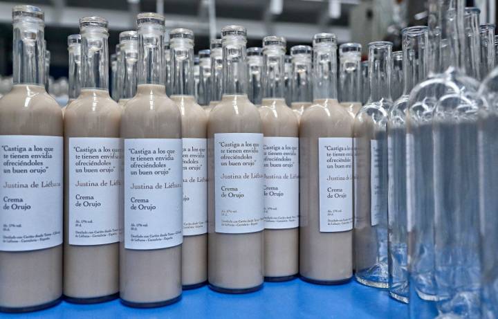 Cada botella de orujo, crema o licor de 'Justina de Liébana' lleva una frase ingeniosa adaptada al producto.