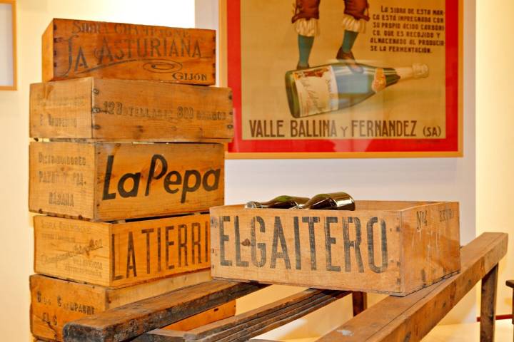 La antigua caja para la sidra El Gaitero forma parte de la exposición de la bodega.