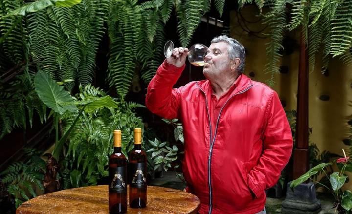 Carlos Pérez disfruta compartiendo sus vinos con las visitas