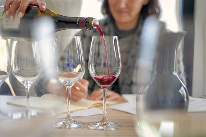 Bodega Bideona (Rioja Alavesa): sirviendo una copa