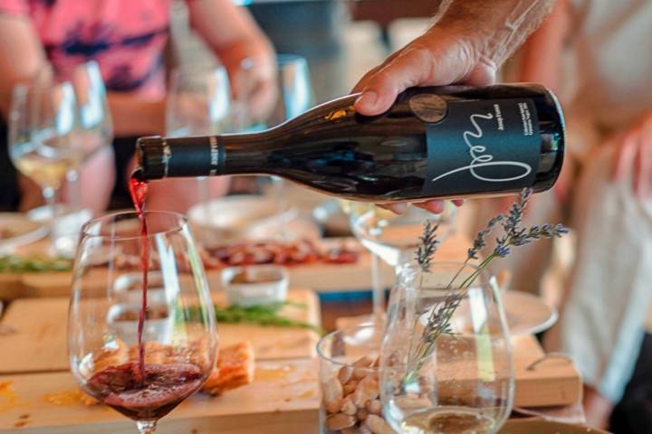 Vins Familia Ferrer: sirviendo el vino Tradicional
