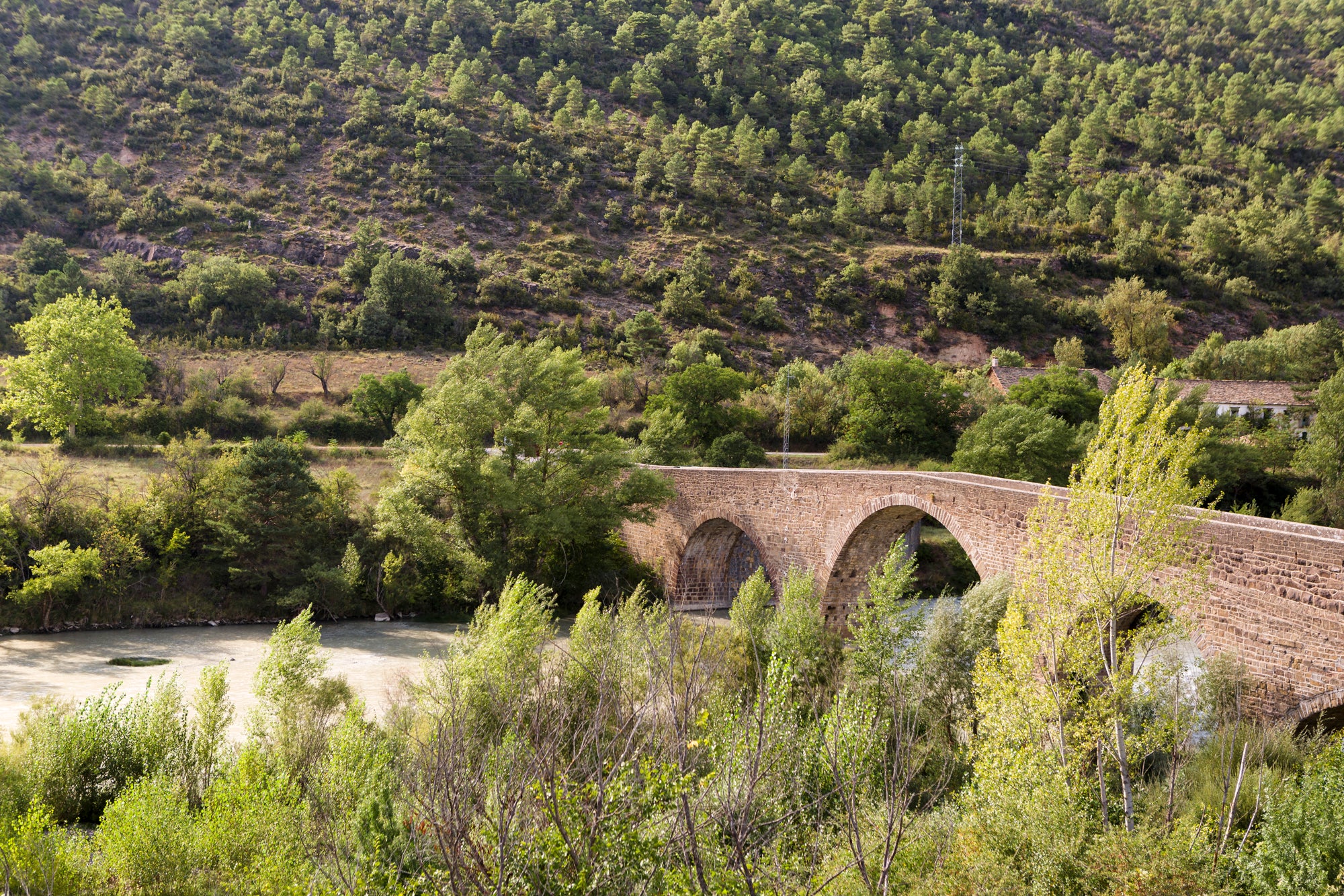 El puente que da acceso al pueblo de Anzánigo, que está junto al camping. 