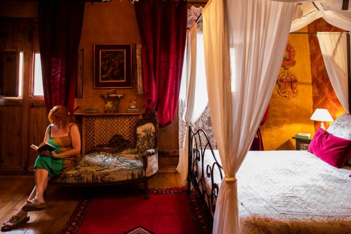 Cama con dosel y cortinas tupidas para una noche muy medieval en la 'suite' Rosa Cruz.