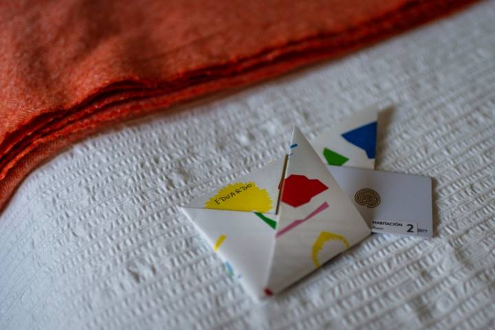 Origami donde se guarda la tarjeta de acceso a la habitación
