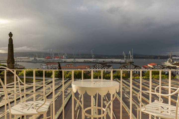 Vistas desde una de las terrazas de las habitaciones que dan a la Ría de Ferrol: mar y cielo nublado.