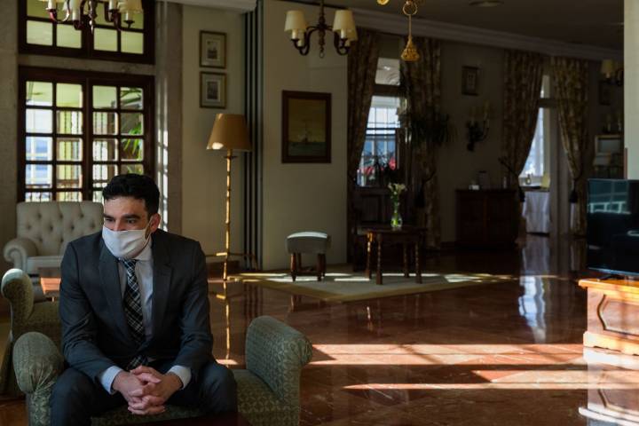 El director del Parador, José Antonio Cedena, posa con la mascarilla puesta en uno de los salones del alojamiento.