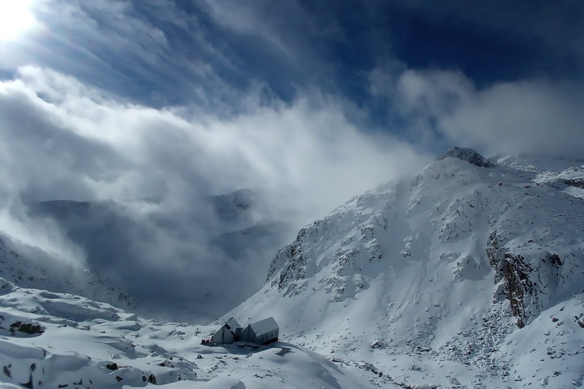 El refugio de Cap de Llauset cubierto de nieve