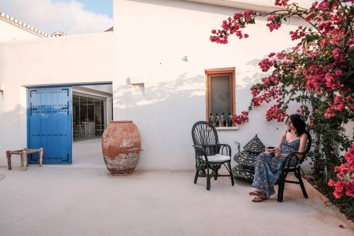 Alojamiento Boho Suites Denia. Zona del patio que recuerda a Santorini