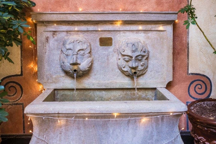 Fuente del patio interior del hotel Casa 1800 de Granada.