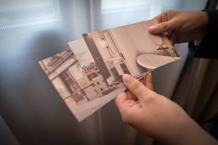 Todas las habitaciones cuentan con postales como las que se regalaba a los inquilinos del antiguo hotel.
