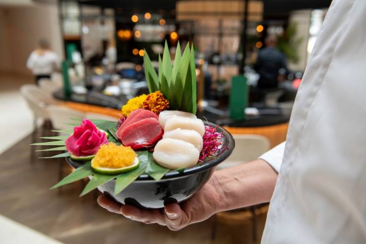  Sashimi de atún rojo con solomillo de vieiras, tobiko de yuzu , wasabi, jengibre, y germinados de remolacha.