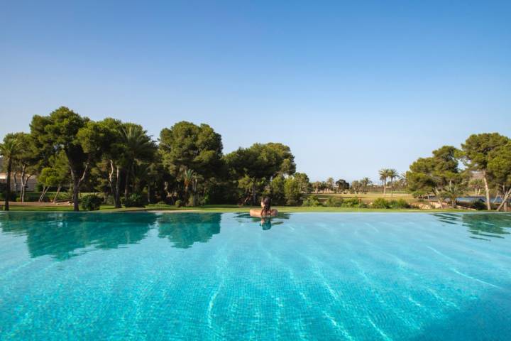 La infinity pool se funde con los campos de golf.