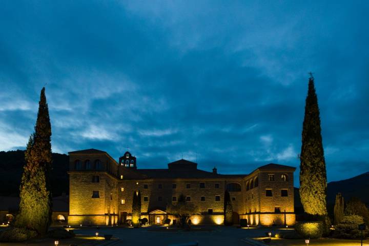 El Hotel Monasterio de Boltaña luce espectacular cuando cae la noche. 