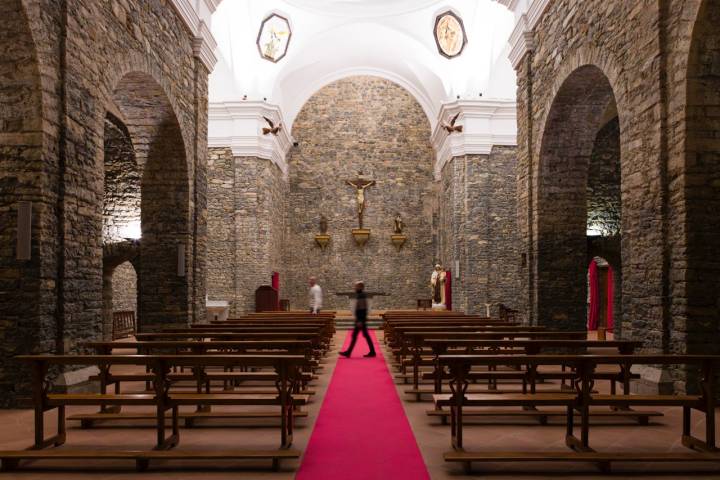 La iglesia está dentro del recinto y se puede visitar. 