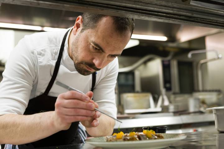 El chef Rubén Pertusa, emplatando en la cocina. 