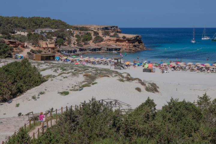 Una pasarela de madera te lleva del hotel a la playa.