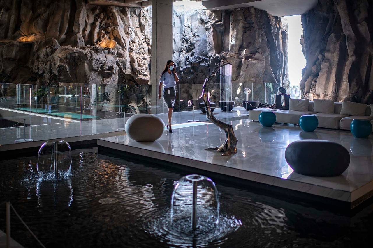 El 'lobby' del hotel es una cueva de roca natural.
