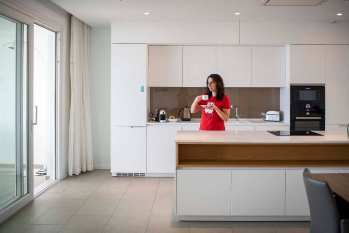 Las estancias de Corales Suites cuentan además con una amplia y equipada cocina.