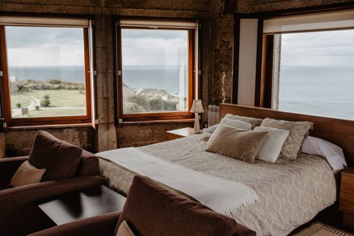 Interior y vistas de la suite del hotel Semáforo de Bares al mar, en Mañón, A Coruña.