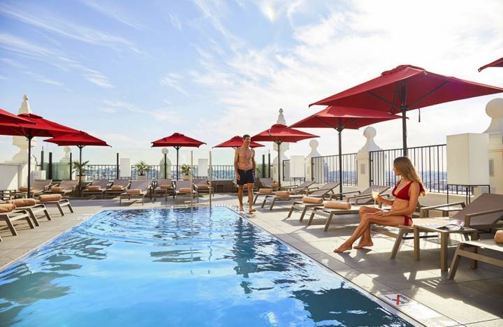 La piscina en la planta 21 del hotel RIU.