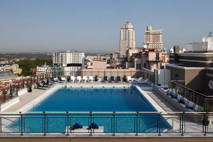 La piscina del hotel Emperador cuenta con un sistema de música debajo del agua. 