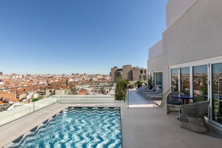 La piscina del hotel es solo para huéspedes. 