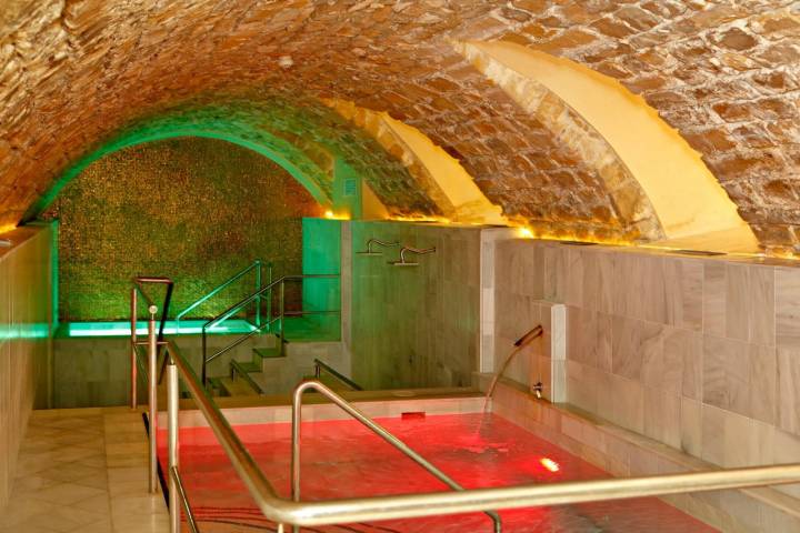 Las piscinas de agua fría y caliente del 'spa' están situadas en la zona antigua de las termas.