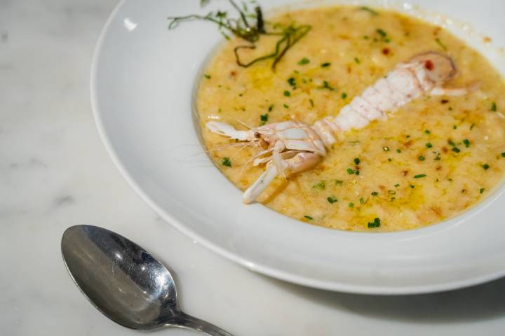 La sopa de galeras es uno de los platos estrella en ‘La Barra de Inchausti’. Foto: Javier Sierra