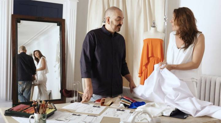 Juan Duyos y María Ritter en el estudio del diseñador probando tejidos.