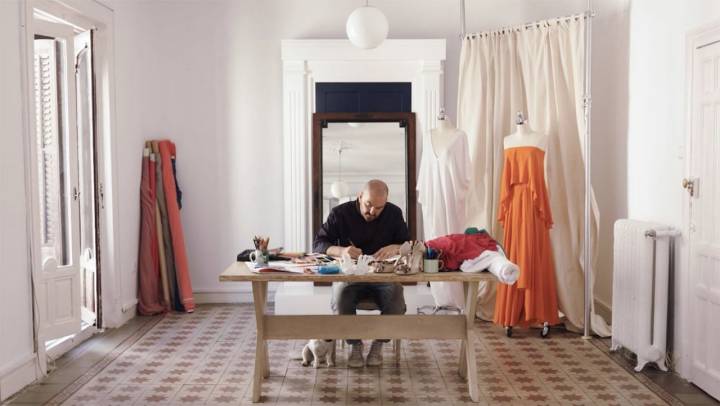 El diseñador Juan Duyos, en su estudio de alta costura.