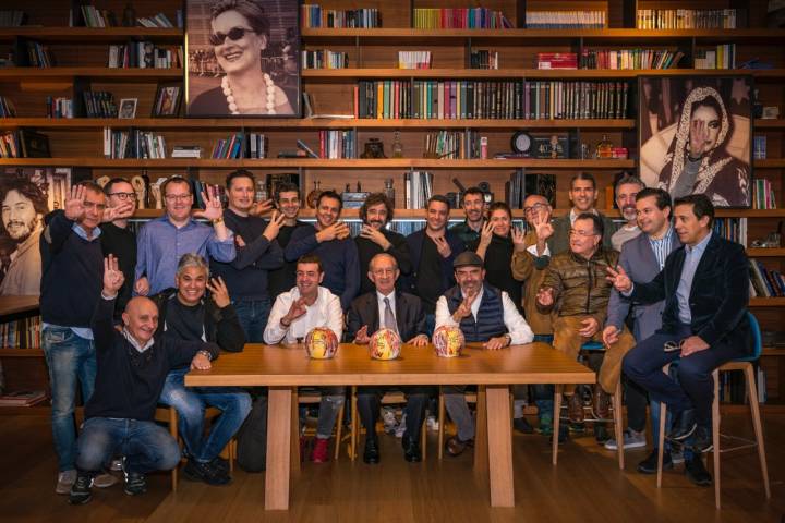Foto de familia de los chef con 3 Soles 2019 Guía Repsol en Donostia.