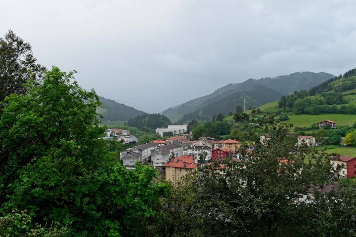 Los verdes valles que rodean Mendaro son un regalo para la vista. Foto: Shutterstock.