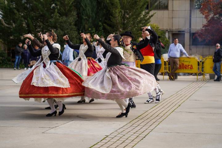 Un grupo de folklore valenciano baila ante la paella Sol Repsol.