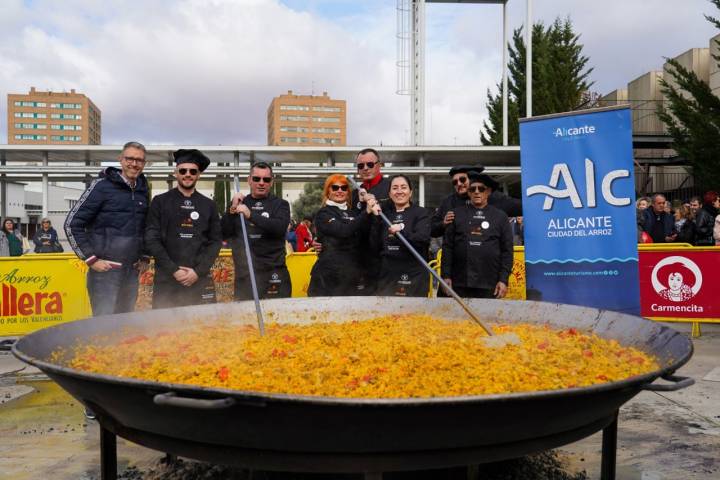 El equipo de chefs de Paellas Gigantes Riquelme posa junto a Antonio Crespo, Coordinador del Centro de Turismo de Alicante.