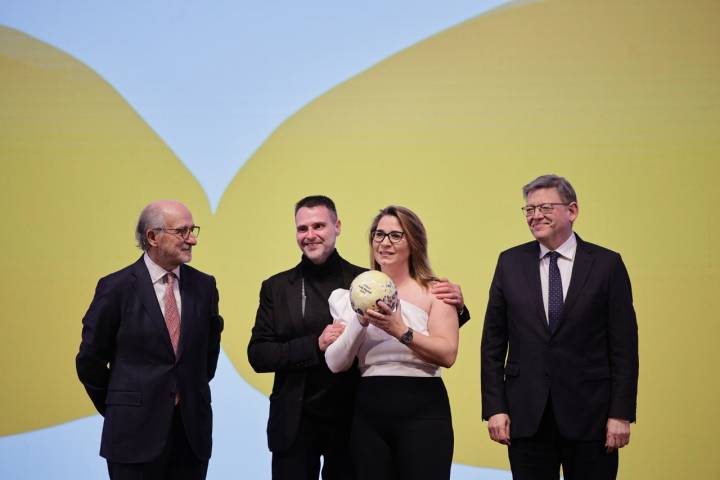 'Maralba' recibe los Tres Soles en el escenario con Ximo Puig y Antonio Brufau.