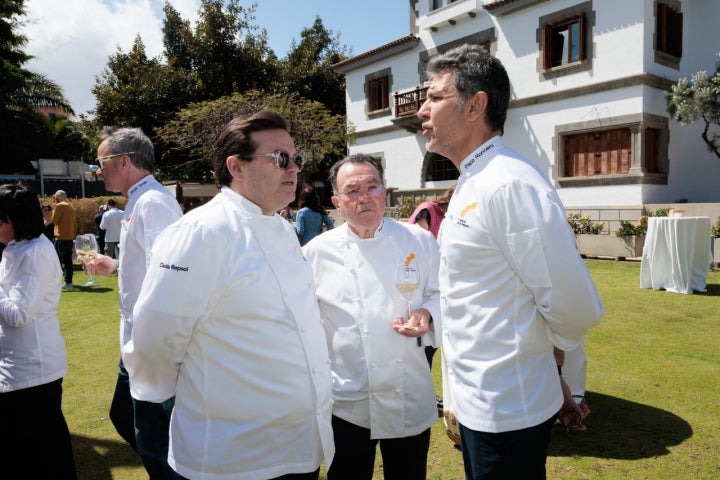 Pedro y Marcos Morán junto a Paco Roncero.