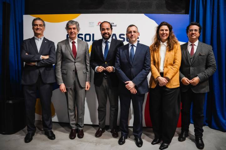 Armando Oliveira, director general de Repsol Portuguesa; Pedro Machado, Secretario de Estado de Turismo; João Leite, presidente del Ayuntamiento de Santarém; José Manuel Santos, presidente de la Entidad Regional de Turismo del Alentejo y Ribatejo; Maria Ritter, directora de Guía Repsol y Pedro Beato, vicepresidente de la Entidad Regional de Turismo del Alentejo y Ribatejo.