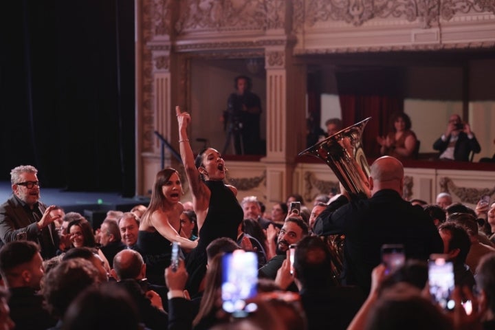 Alberto Chicote y las presentadoras durante la Gala de los Soles