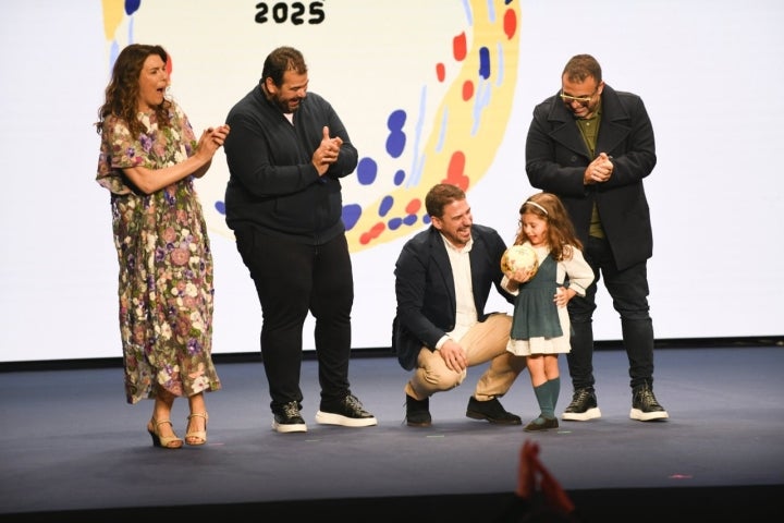 Javi Estévez y su hija recogen sus Dos Soles por 'La Tasquería'.