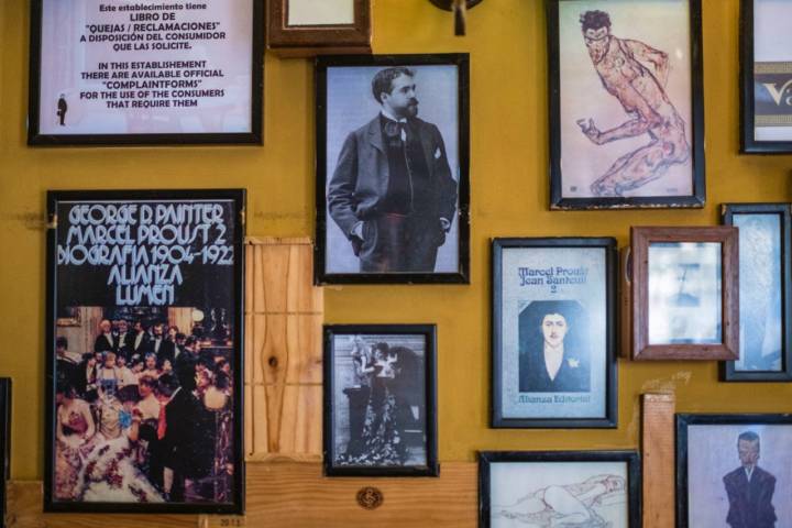 Decoración del bar Saint Germain de Granada.